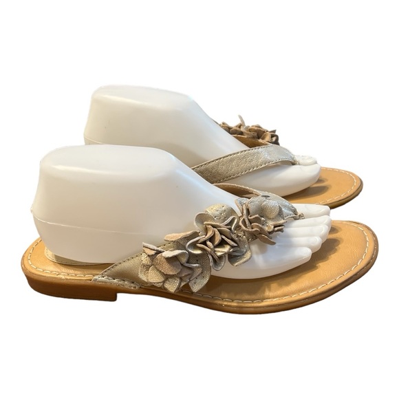 B.O.C. Born Concept Gold Tone Leather Floral Thong Sandals Size 9M - Picture 3 of 8